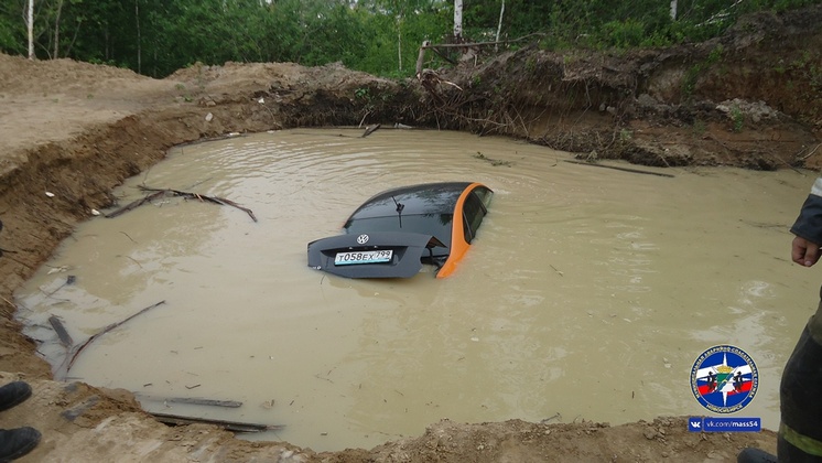 В Новосибирске каршеринговый автомобиль скатился в котлован с водой и утонул