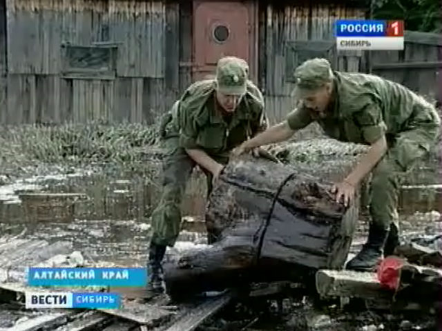 Жители Алтайского края приступили к уборке территории после большой воды