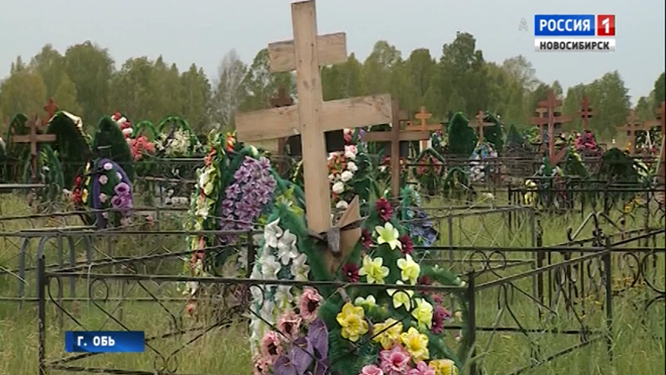 Неизвестных вандалов вычисляют жители города Обь на местном кладбище