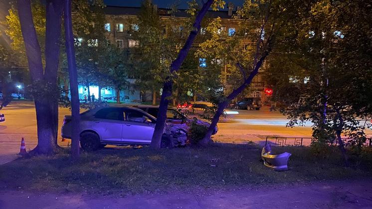 В Новосибирске иномарка сбила велосипедиста и протаранила автомобиль