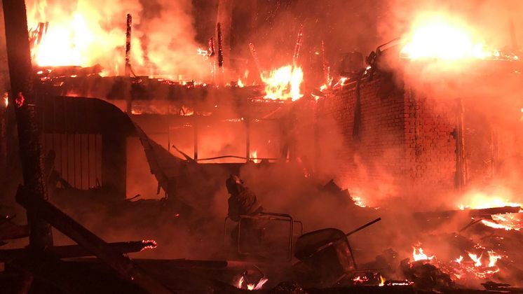 Автомастерская сгорела дотла и рухнула около «Тещиного языка» в Новосибирске