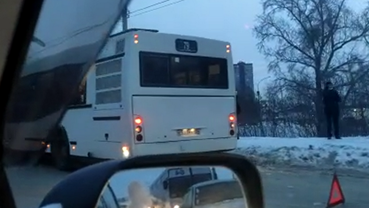 В Новосибирске на мосту образовалась огромная пробка из-за ДТП с автобусами