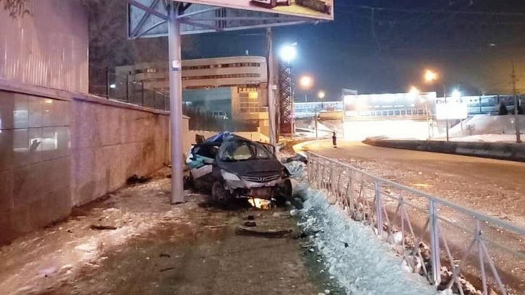 В Новосибирске 19-летняя девушка на автомобиле влетела в столб и стену 