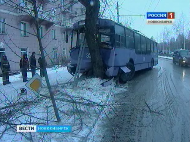 В Новосибирске троллейбус врезался в дерево: пострадали два пассажира и водитель