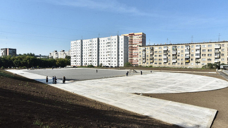 Губернатор Травников проверил ход реконструкции стадиона школы №15 в Новосибирске