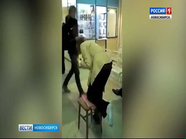 В Новосибирской поликлинике в помощь женщине с переломом вместо каталки выдали табурет