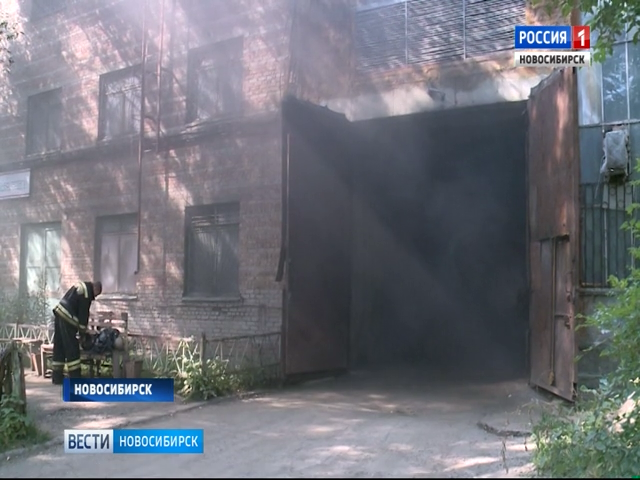 50 человек эвакуировали из здания из-за пожара в Новосибирске