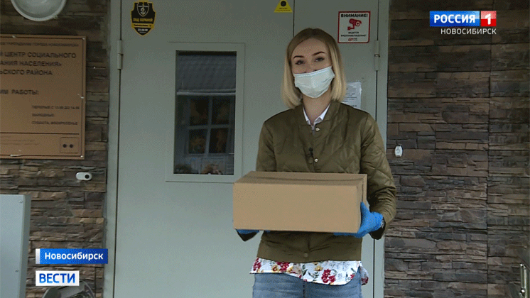Волонтеры в период пандемии продолжают доставлять продуктовые наборы пожилым и маломобильным новосибирцам