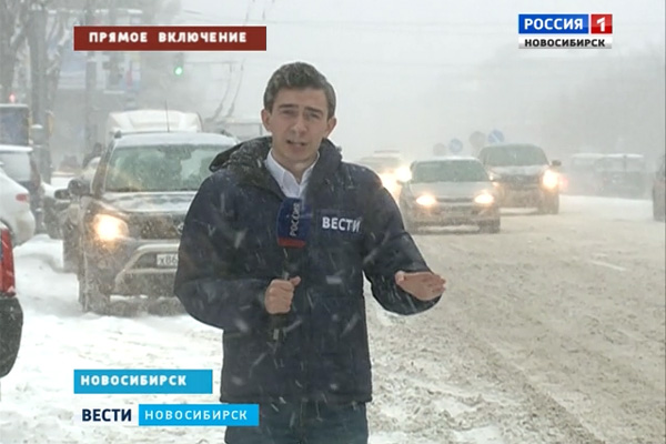 Снег и сильный ветер ухудшили обстановку на дорогах Новосибирска