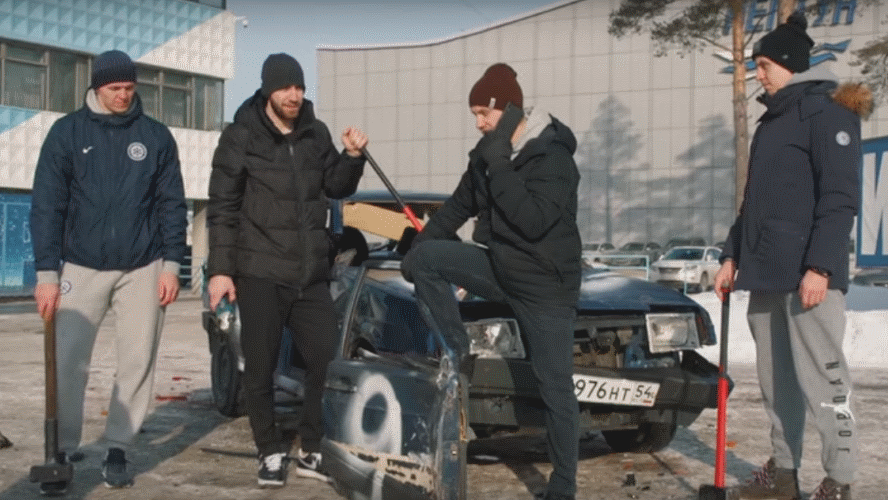 Хоккеисты «Сибири» разбили кувалдами «ВАЗ-2109» в честь снятия «проклятия девятки»
