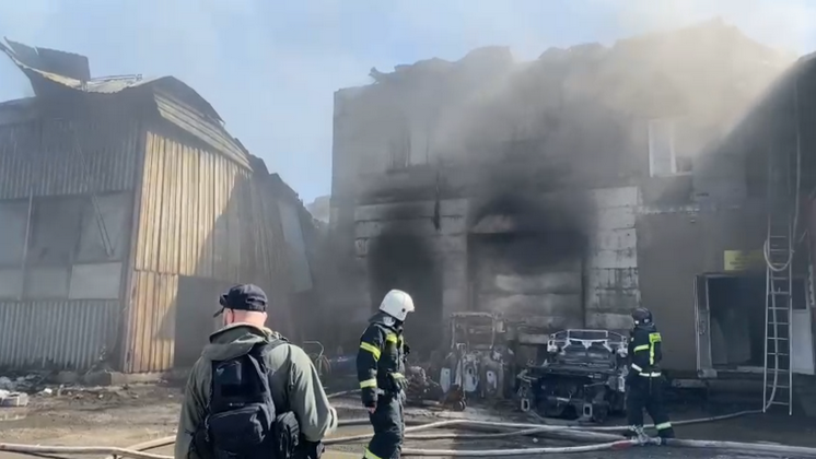 В Калининском районе Новосибирска загорелся одноэтажный склад