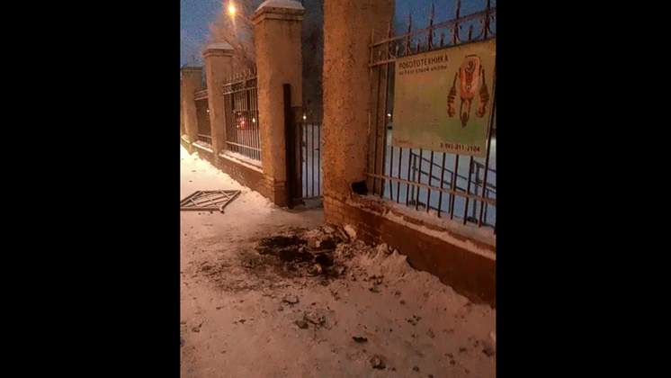 Машина снесла ограждение и влетела в колонну рядом с новосибирской школой