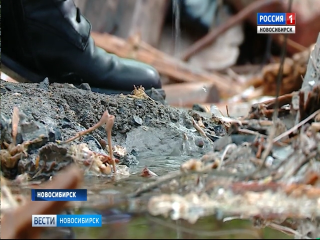 Жильцы дома в центре Новосибирска пожаловались на странный источник