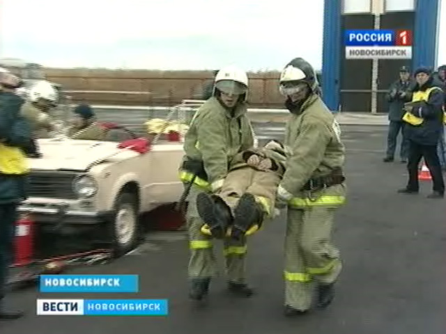 На учебном полигоне МЧС в Новосибирске прошли учения пожарных