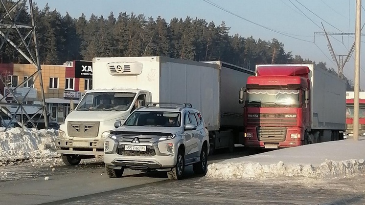 Авария двух грузовиков полностью парализовала движение по Бердскому шоссе в Новосибирске