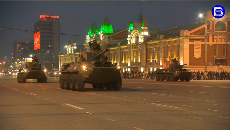 Генеральная репетиция парада Победы прошла в вечерних огнях Новосибирска