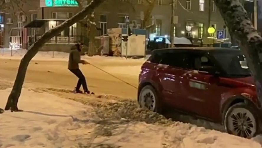 Сноубордист-«зацепер» катался по центру Новосибирска за Range Rover