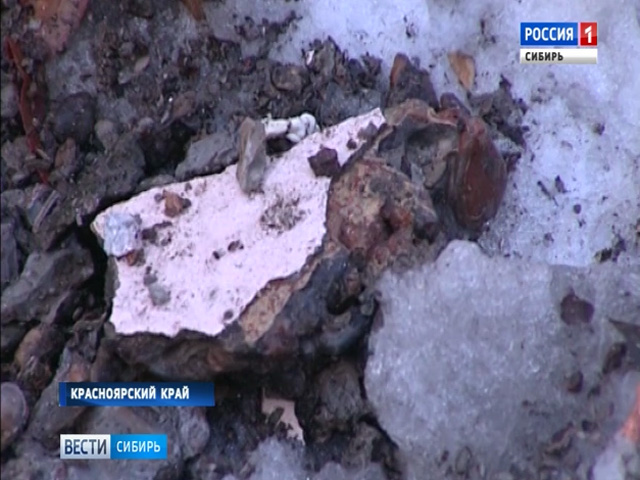В Красноярске на женщину упал бетонный подъездный козырек