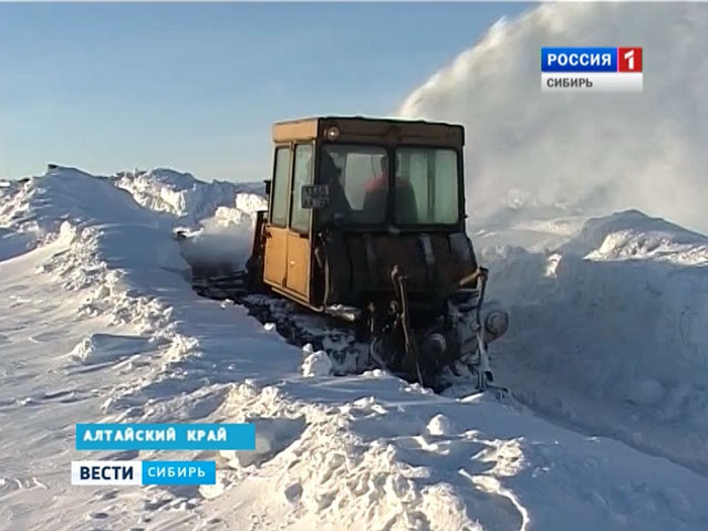 Мощный снегопад блокирует движение в регионах Сибири