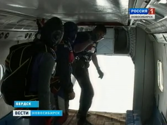 Новосибирские парашютисты отметили профессиональный праздник тренировкой