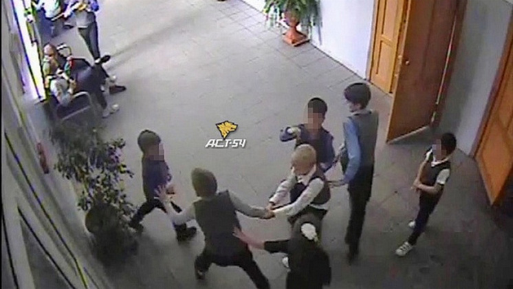 Известный YouTube-блогер снял ролик про буллинг в новосибирской школе