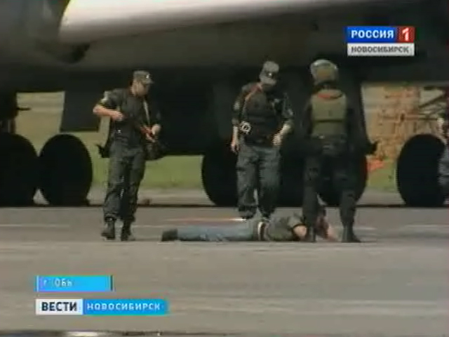 Террористов посадили на землю - в новосибирском аэропорту прошли учения