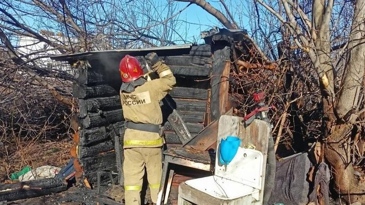 В Новосибирске во время тушения пожара в деревянном сарае нашли обгоревший труп