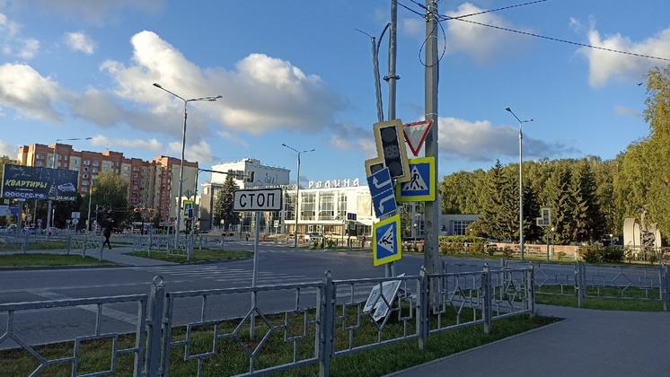 Мощный порыв ветра уронил светофор и дорожные знаки под Новосибирском