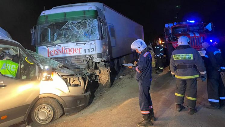 Семь человек пострадали в ДТП с микроавтобусом и фурой в Новосибирске