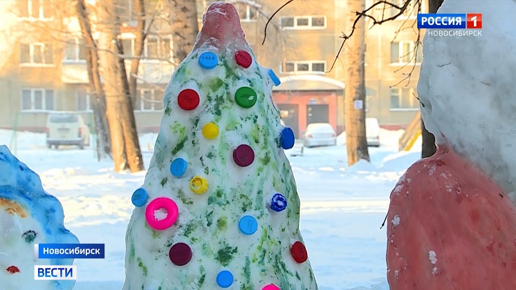 Новосибирская пенсионерка украсила двор многоэтажки снежными фигурами