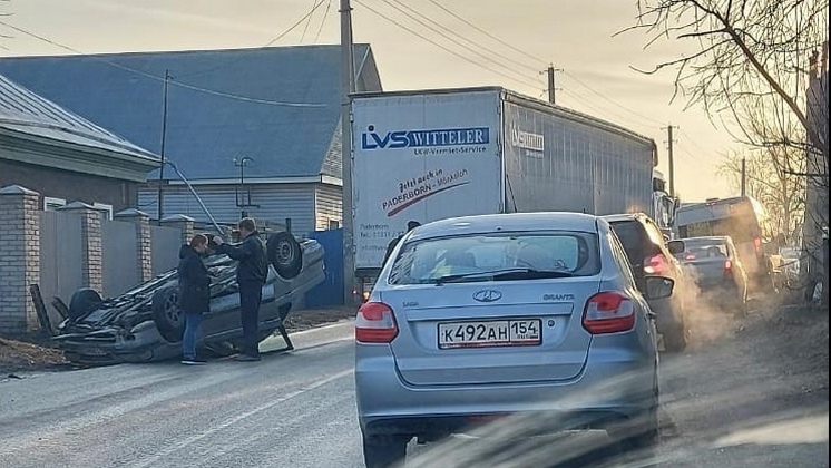 Под Новосибирском в результате ДТП с большгрузом седан перевернулся на крышу