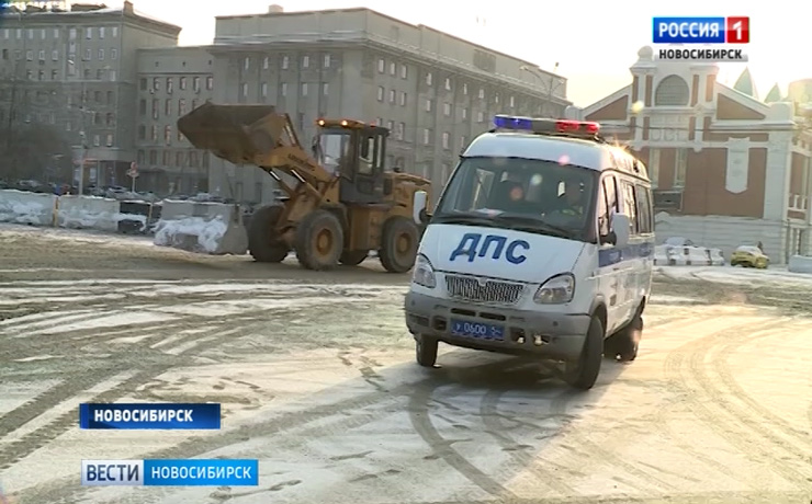 В центре Новосибирска начали монтировать новогоднюю елку