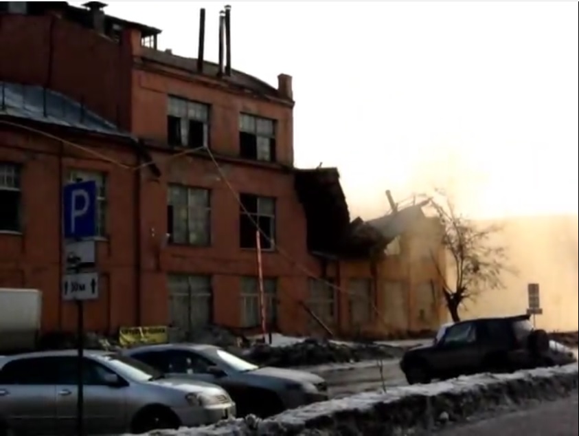 На территории Новосибирского жирового комбината обрушилось здание
