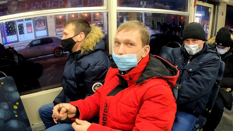 «Вести» публикуют видео побега нарушителя масочного режима от полиции в Новосибирске