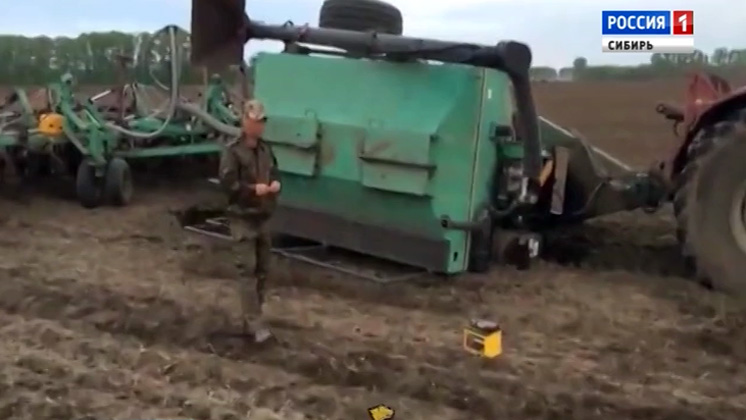 Трактор провалился под землю во время полевых работ в Алтайском крае