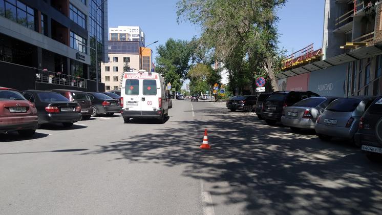 В Центральном районе Новосибирска иномарка сбила 17-летнего юношу на дороге