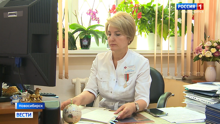 Губернатор вручил новосибирской медсестре особый знак Почетного наставника