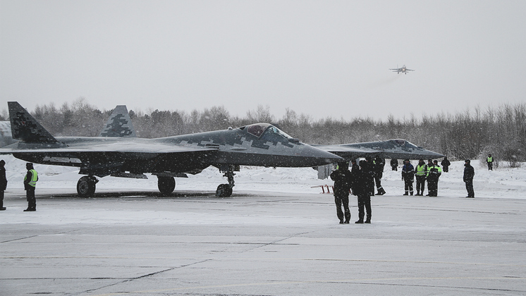 Четыре новейших истребителя пятого поколения Су-57 строем пролетели над Новосибирском