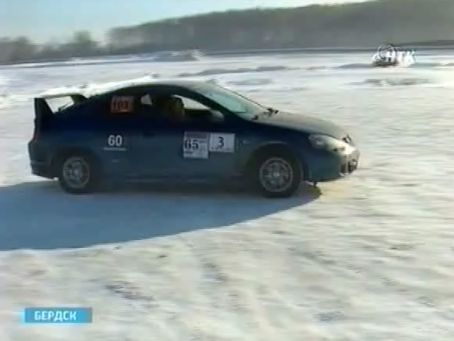 В Бердске стартовал чемпионат Сибири по автомобильным гонкам на льду среди спортсменов-любителей
