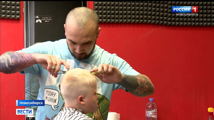 Новосибирский парикмахер бесплатно стрижёт особенных детей