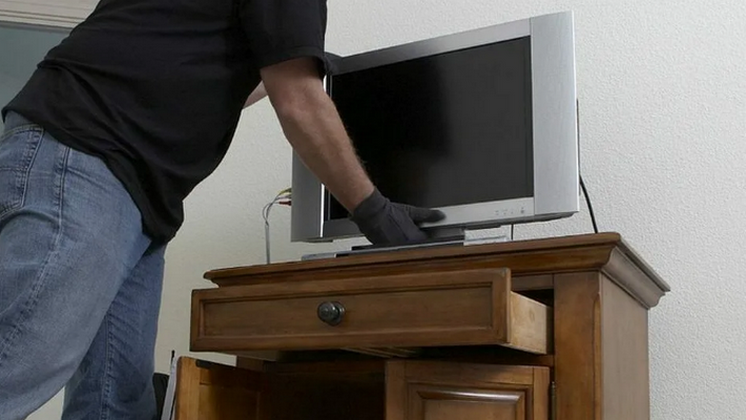 Пьяный новосибирец залез через форточку в чужой дом и пытался забрать телевизор