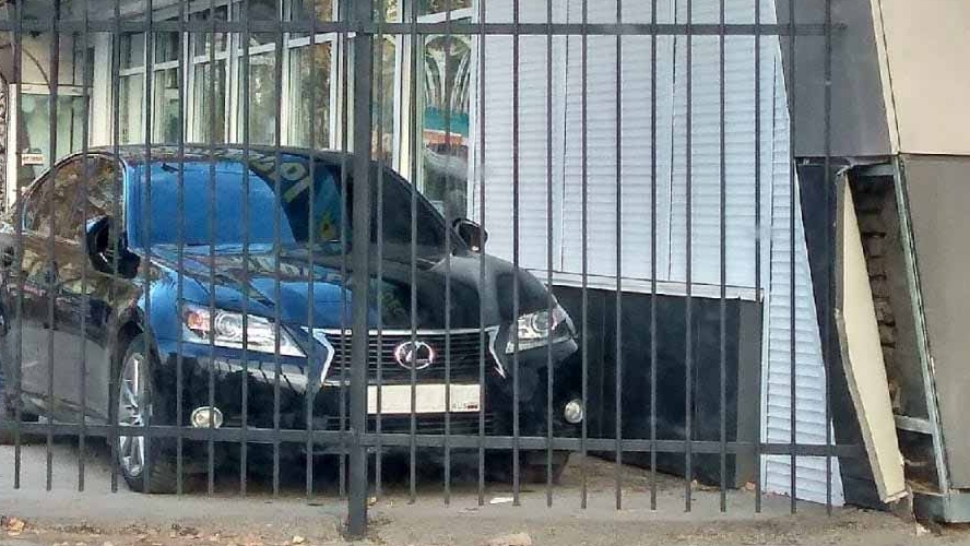 Новосибирца возмутил Lexus со «стелс-номерами»