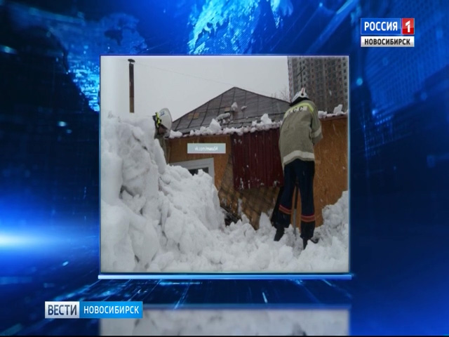 В Новосибирске свалившийся с крыши снег запер женщину в собственном доме