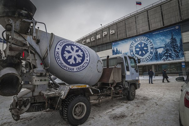 Участник парада машин болельщиков ХК «Сибирь» приехал на бетономешалке