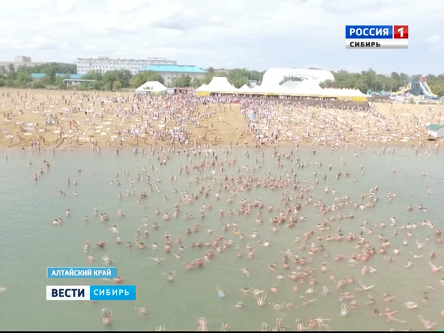 1350 человек установили рекорд России на поверхности озера Большое Яровое