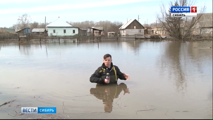Спасатели МЧС помогают пострадавшим от паводка жителям Тальменки