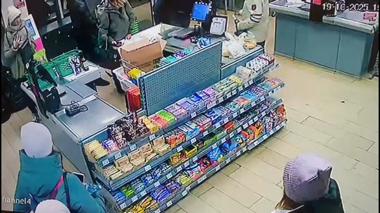 Новосибирец угостился пивом с чипсами в магазине и выломал кассу