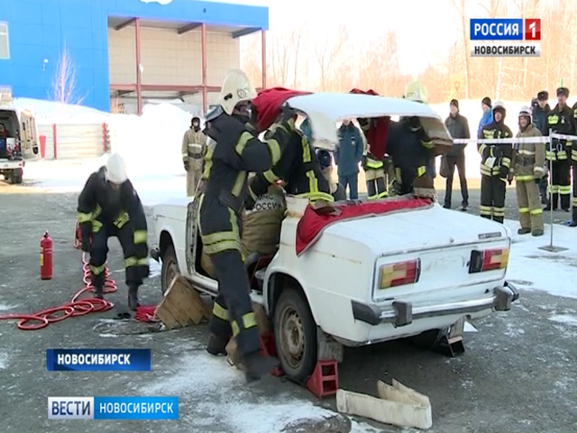 Новосибирские спасатели тренировались ликвидировать последствия ДТП