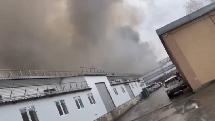 В Новосибирске загорелся крупный склад на улице Станционной