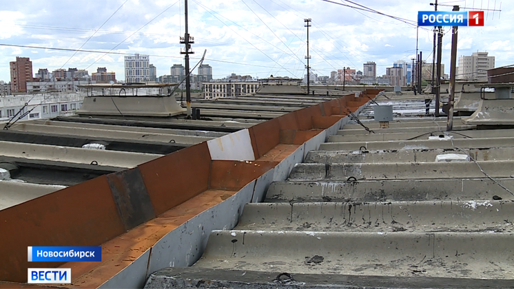 Новосибирцы опасаются обрушения крыши из-за незаконченного ремонта